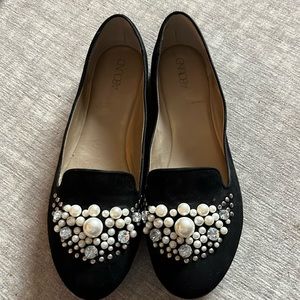 Like new, pearl detailed black womens soze 8.5 flats.